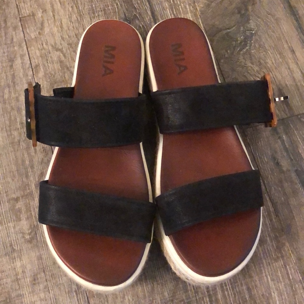 Women’s sz 8 MIA sandals